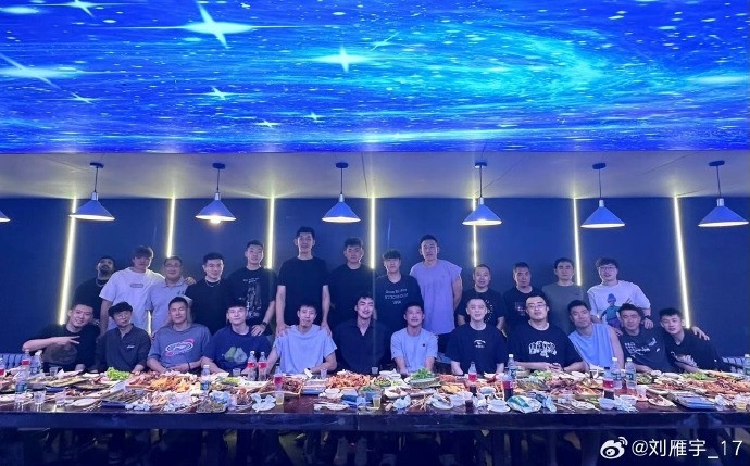 移动应用-刘雁宇微博分享旧日队友合影:相聚并非起点,离别亦非终点