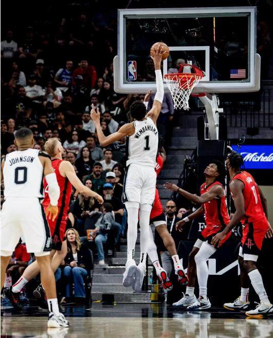 APP下载-【现场】马刺主场首战险胜火箭 球员球迷憧憬新赛季