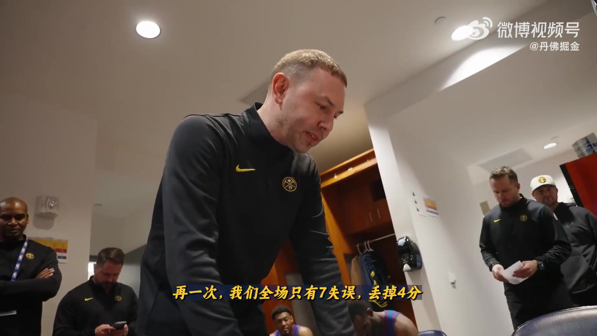 安卓APP-近6战5胜！小阿德尔曼赛后更衣室激情演讲 一旁的穆雷闭目养神