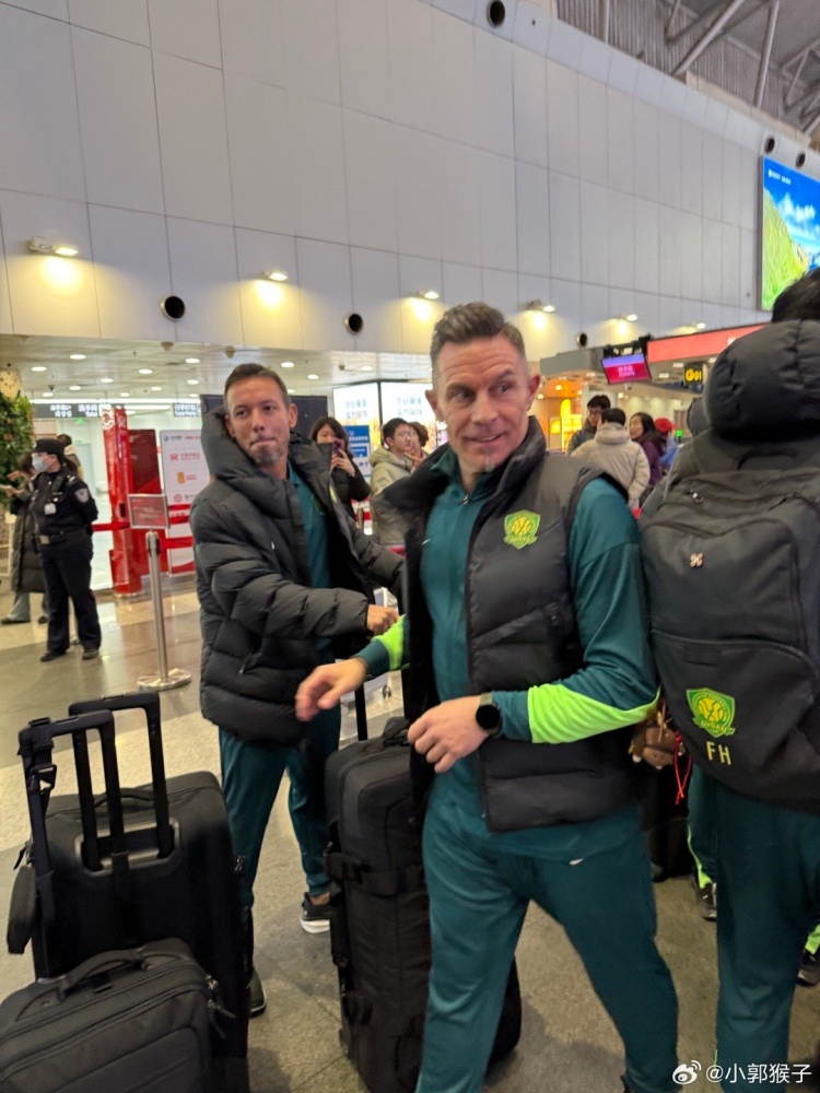 球迷晒照：原成都蓉城教练汉斯、罗德里戈随北京国安出发冬训