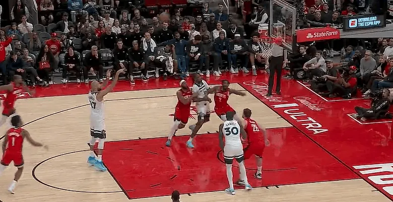 在线体育-戈贝尔造犯规两罚不中，目前个人罚球10中2