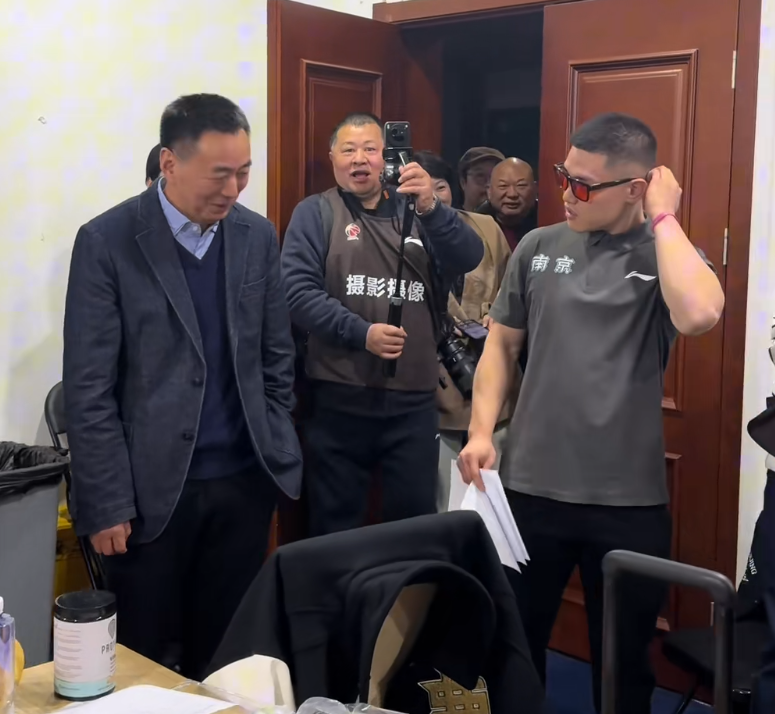 在线体育-同曦胜深圳，老板更衣室肯定全队，郭昊文汉兹获腰带，氛围极佳